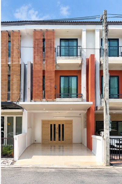 BTS อุดมสุข ทาวน์โฮม 3ชั้น 3นอน แยกประวิทย์และเพื่อน 900ม. .3น้ำ  18.5 ตร.ว. 180 ตร.ม..สุขุมวิท 101/1 ใกล้พาราไดซ์ พาร์ค 1.3 กม.