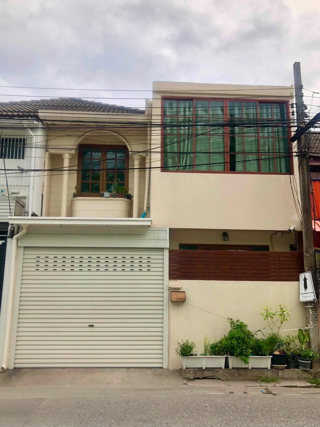 ขายทาวน์เฮ้าส์ 2 ชั้น รีโนเวทสไตล์ Modern Chinese 180 ตรม. 3 ห้องนอน หมู่บ้านอยู่เจริญ ซอยรัชดา18 ฮวงจุ้ยดี ใกล้ MRT ห้วยขวาง 