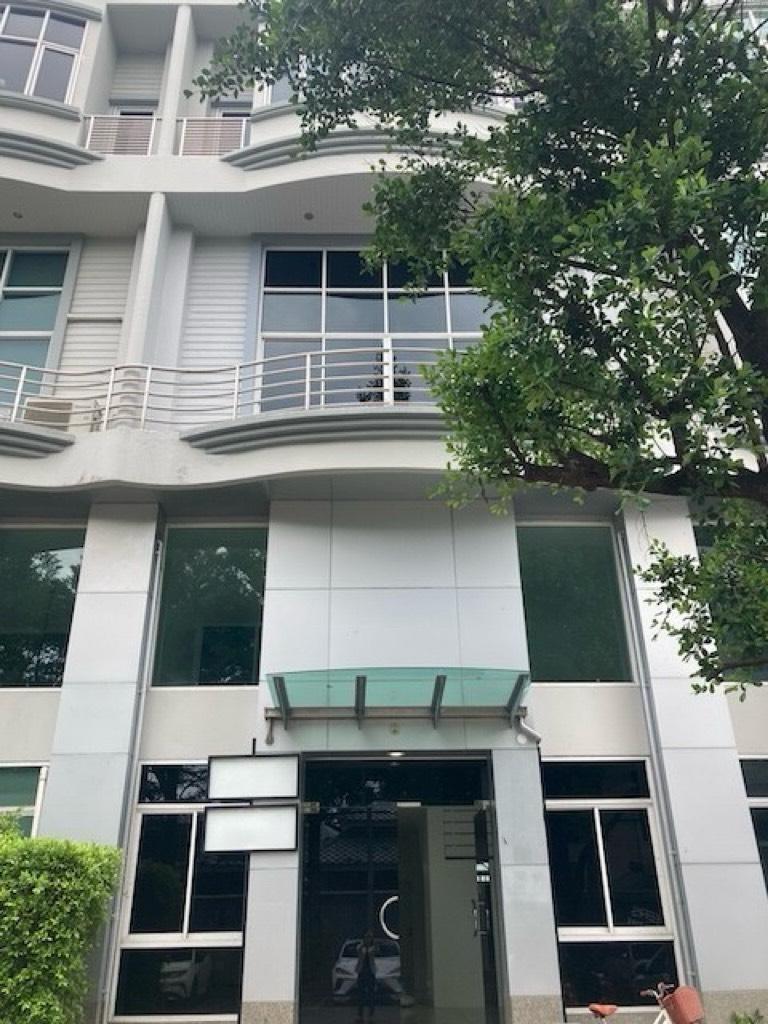 ให้เช่าอาคาร4ชั้น300ตร.มย่านทาวน์อินทาวน์เขตวังทองหลางมีดาดฟ้าและที่จอดรถ