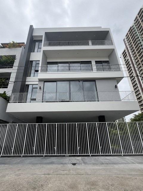 ขายโฮมออฟฟิศ 5 ชั้น 60 ตร.ว. ย่านพระราม 9 ซอย 7 พร้อมลิฟท์ สไตล์ Modern Luxury