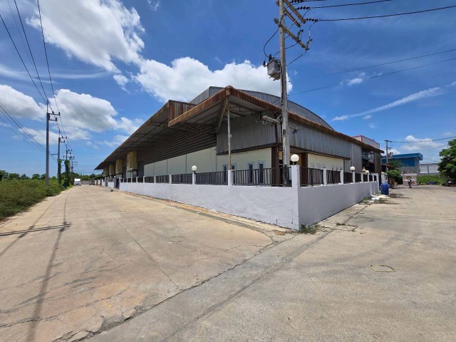 รถเทรลเลอร์ได้ รร.บ้านบางปิ้ง 1.4 กม..สี่วาพาสวัสดี-เอกชัย นาดี โกดังโรงงาน 1 นอน 2 น้ำ ใกล้ตลาดเศรษฐกิจ 2 กม. 1 ไร่  1,300 ตร.ม.