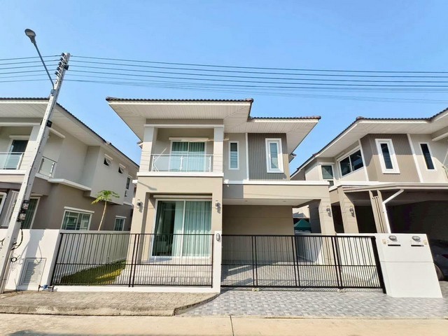 บ้านตัวอย่างสร้างใหม่ 2 ชั้น ดีไซน์ทันสมัย ฟังก์ชันลงตัว สันกำแพง