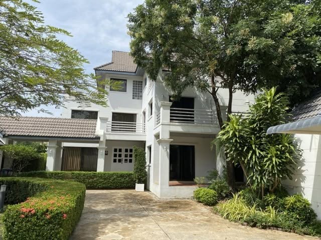 ให้เช่าบ้านเดี่ยว 3 ชั้น 200 ตร.ว. หมู่บ้านนวธานี ซ.เสรีไทย 59 เฟอร์ Built in ( ไม่รับสัตวืเลี้ยง )