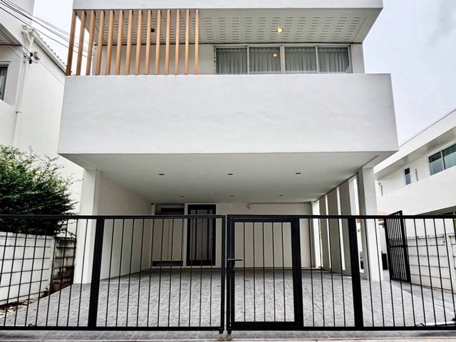 ให้เช่าบ้านเดี่ยวพร้อมสระว่ายน้ำ 80 ตรว. 4 ห้องนอน คอร์ทยาร์ด วิลล่า พระราม 9-วงแหวน Courtyard Villa Rama 9-Wongwaen ใกล้สนามบินสุวรรณภูมิ