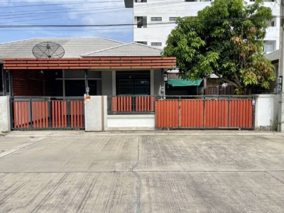 บ้านแฝดรีโนเวทใหม่อมตะพานทองชลยุรี หมู่บ้านปาณรดา หนองตำลึง ชลบุรี พื้นที่ 45 ตร.ว.  3 ห้องนอน 1 ห้องน้ำ